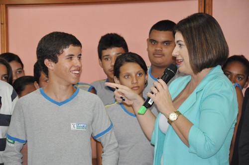 O lançamento do livro de poesias do aluno, Valmique Bento da Silva Oliveira, 14 anos, vencedor do concurso internacional de redação do Instituto Cassini, promovido pela Nasa (Foto: Rogério Azevedo)