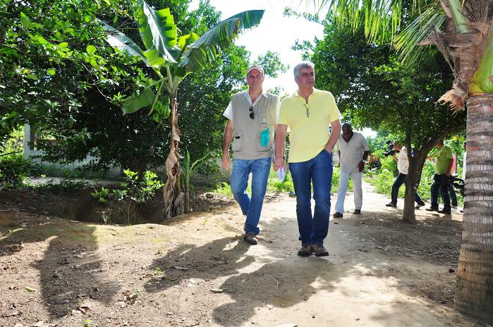 Secretário Eduardo Crespo visita equipes do Inea e da Vigilância Sanitária (Foto: César Ferreira)