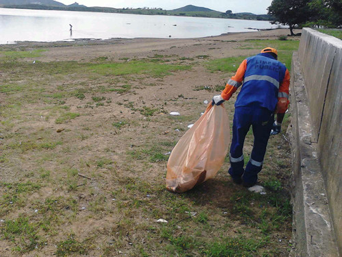 Equipe padrão trabalhando para deixar Lagoa de Cima limpa (Foto: Divulgação)