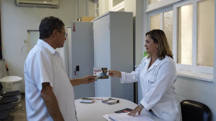 uncionário do Hospital Ferreira Machado há 19 anos, o coordenador do Serviço de Hotelaria, Adilson Barcelos, é doador voluntário e diz que vai comemorar a data fazendo a sua doação (Foto: Divulgação)
