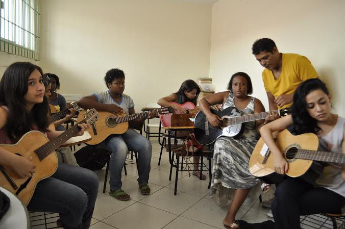 A aula de violão, ministrada pelo professor Luciano Manhães, é sucesso entre os jovens e o público da melhor idade (Foto: Divulgação)