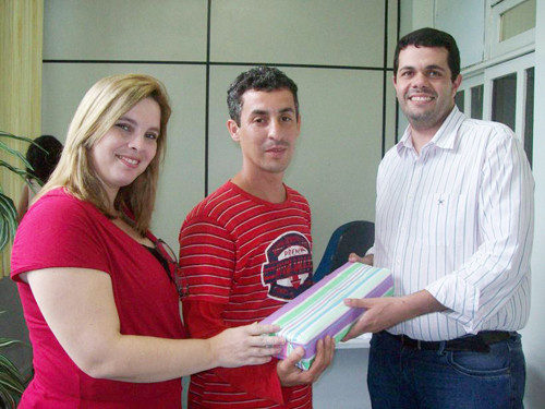 Luciano recebeu a homenagem da diretora do Hemocentro Regional de Campos e do vice-presidente da FMS (Foto: Divulgação)