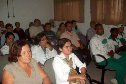 Vários profissionais de saúde participam da 6ª Semana Interna de Prevenção de Acidentes de Trabalho, no Hospital Ferreira Machado (Foto: Divulgação)