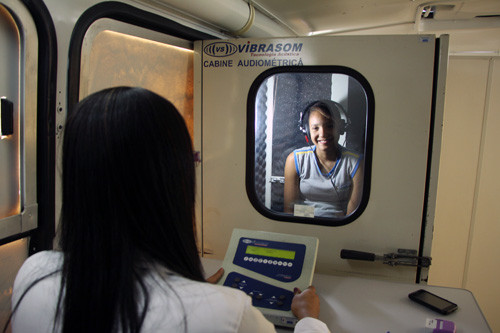 Entre os atendimentos realizados pelo PSE está o teste de audiometria (Foto: Roberto Joia)