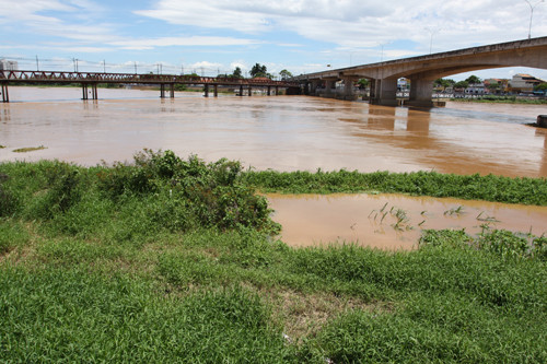 O Paraíba atigiu 8,12 metros ao meio-dia, o nível de transborno é de 10,20 metros (Foto: Rodolfo Lins)