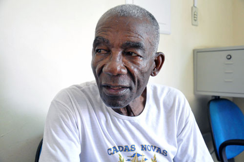 Sebastão Manhães, 78 anos, está empolgado com as aulas no curso de línguas (Foto: Rogério Azevedo)