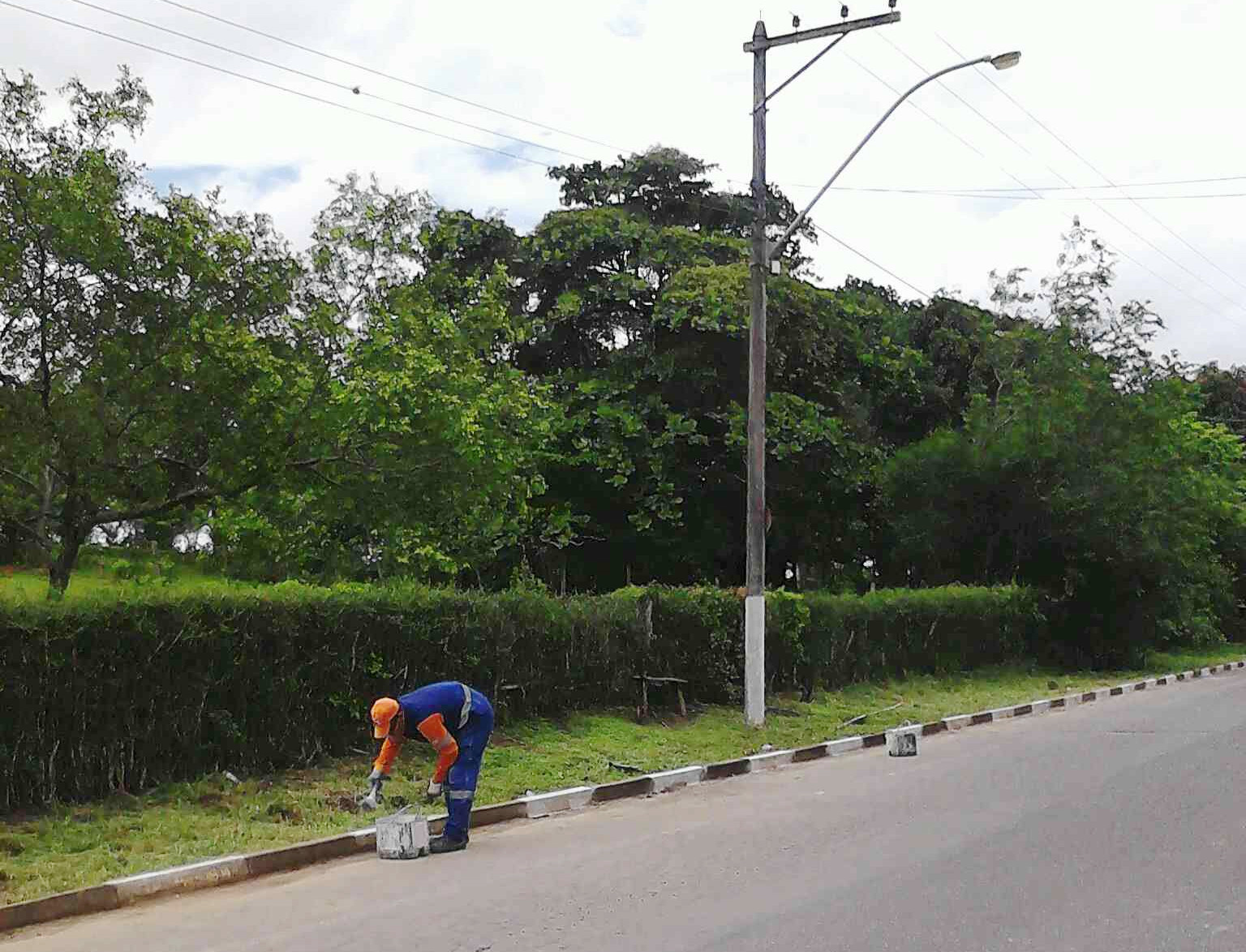 A varrição está entre os serviços realizados pela equipe de limpeza, em Guriri (Foto: Divulgação)