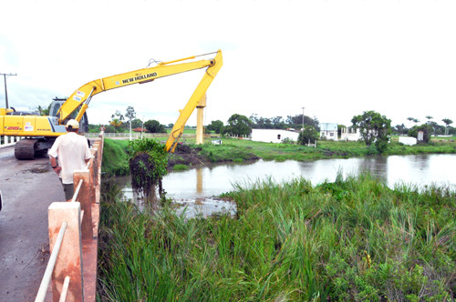 A limpeza está sendo feita em vários canais (Foto: Gerson Gomes)