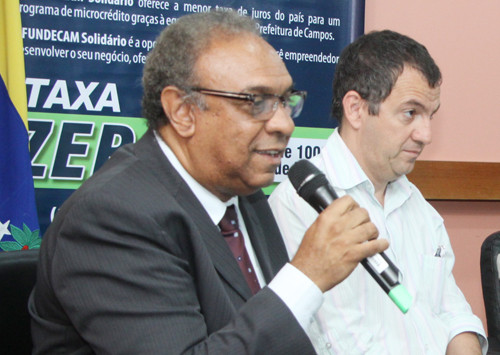 O gerente regional da Caixa, ao microfone, ressaltou a importância do Microcrédito de Campos (Foto: Roberto Joia)