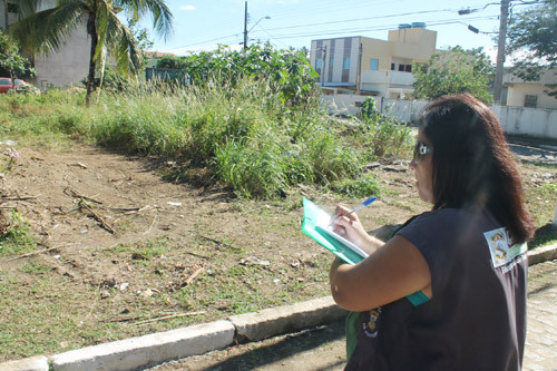 As equipes ficam nas ruas fiscalizando e, à medida que as demandas vão chegando à sede, a Postura Municipal, a cada cinco dias, coloca as equipes nos terrenos solicitados (Foto: Secom)