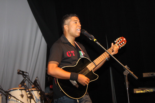 O cantor Gil Paixão vai arrastar a multidão no trio elétrico no dia 4 (Foto: Gerson Gomes)