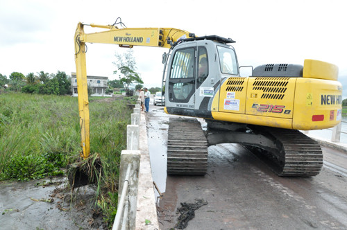 Para minimizar os problemas causados pelos alagamentos na Baixada Campista, a Secretaria de Agricultura realiza atualmente, um trabalho de manutenção preventiva dos canais (Foto: Gerson Gomes)