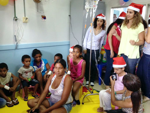 O clima natalino invadiu os corredores da Pediatria do Hospital Ferreira Machado e está fazendo a alegria dos pequenos pacientes (Foto: Divulgação)