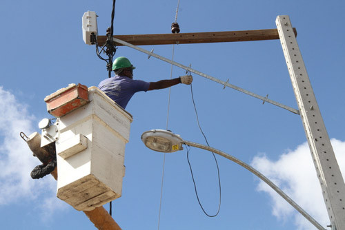 O trabalho inclui reforço de lâmpadas e substituição (Foto: Divulgação)