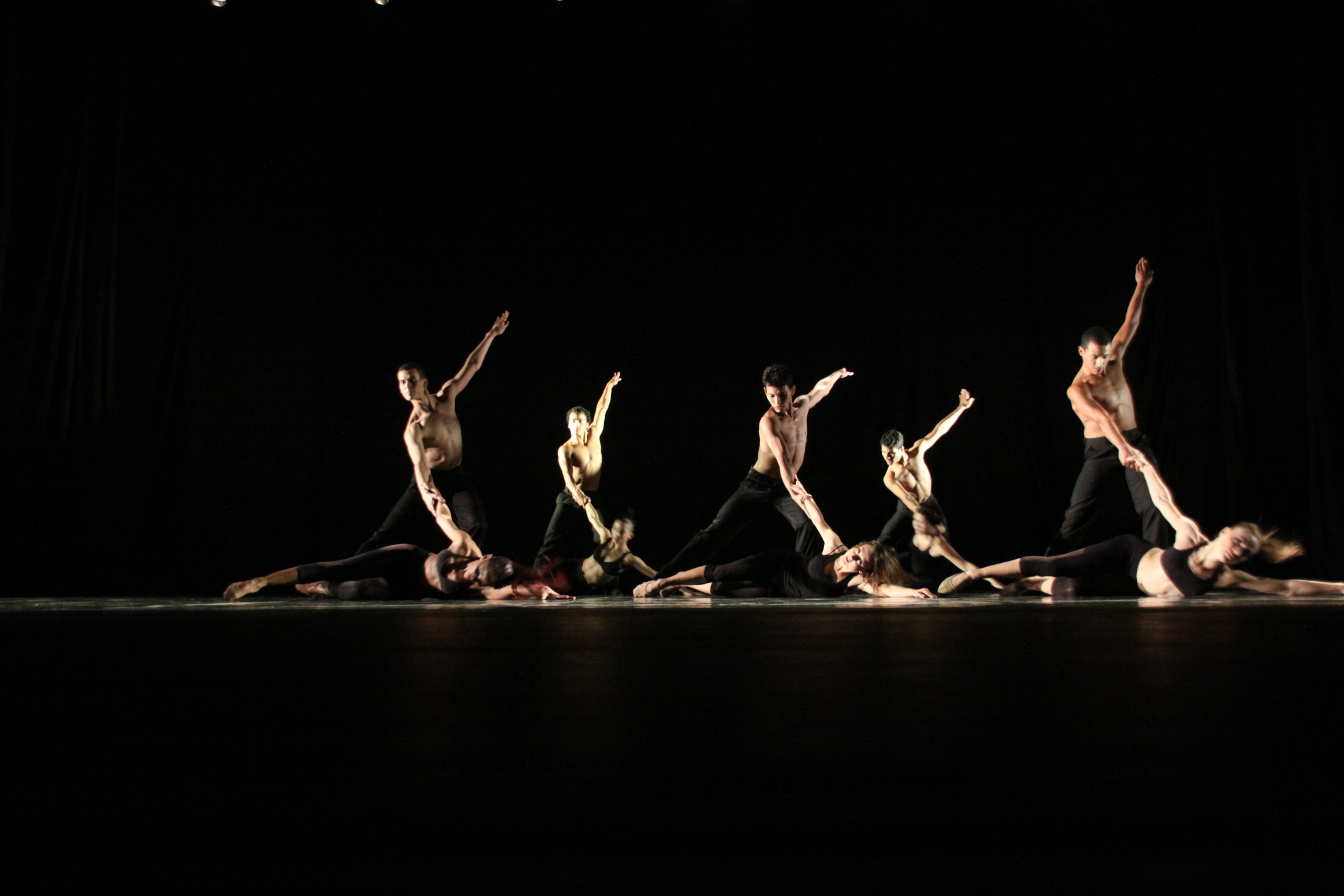 Exibindo beleza, leveza e perfeição, o Corpo de Baile Municipal de Campos foi  a atração que marcou o encerramento da temporada 2013 do Teatro Municipal Trianon (Foto: Divulgação)