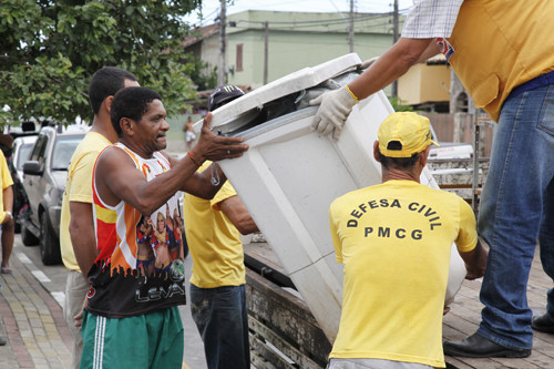 As famílias removidas pela Defesa Civil Municipal foram encaminhadas para a Escola Municipal Pequeno Frederico (Foto: Rodolfo Lins)