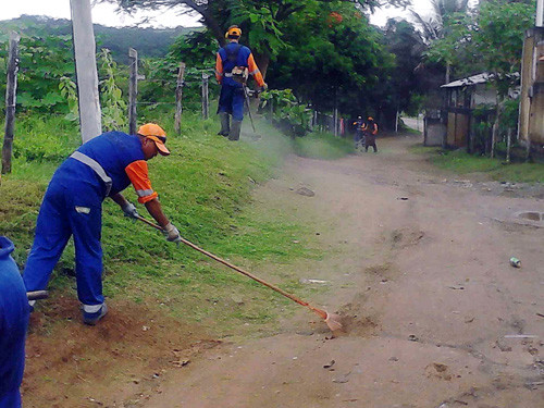 As equipes realizam serviços de varrição, capina, pintura de postes e meios-fios, desobstrução de bueiros e retirada de entulhos (Foto: Divulgação)