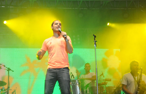 À frente do grupo há pouco mais de dois anos, o vocalista Levi Lima reflete a nova fase da música baiana (Foto: Secom)