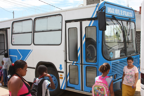 Os ônibus da oftalmologia, odontologia e audiometria ficarão na UBS Alair Ferreira até quarta-feira (Foto: Secom)