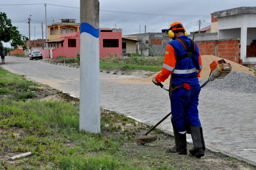 A varrição está entre os serviços realizado pela Secretaria de Limpeza Pública, Praças e Jardins no Farol (Foto: Divulgação)