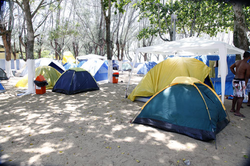 Idosos maiores de 60 anos e crianças menores de 10 estão isentas do pagamento da taxa de permanência diária no camping do Farol de São Tomé (Foto: Rodolfo Lins)