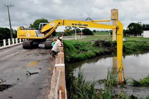 No momento, a prioridade são as comportas e os pilares de pontes devido ao grande volume de vegetação densa e pesada, levadas pelas águas que correm pelos canais na direção do mar. (Foto: Gerson Gomes)