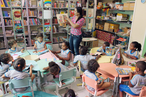 A magia da leitura encanta alunos da Escola Municipal Presidente Castelo Branco (Foto: Secom)