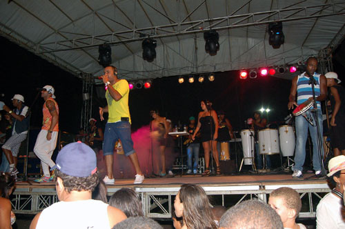 O grupo de pagode Sem Marra vai agitar veranistas e moradores da praia do Farol de São Tomé, nesta quinta-feira (16), a partir das 20h (Foto: Secom)