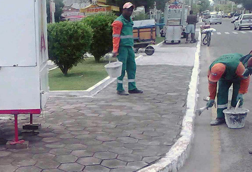 As equipes de limpeza padrão e especial prosseguem com os trabalhos pelo município (Foto: Secom)