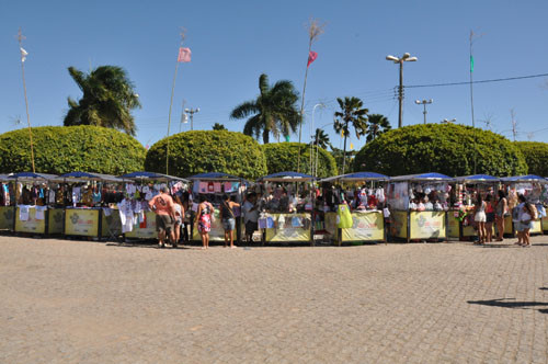 Muitos devotos aproveitaram para comprar lembranças e blusas com a imagem de Santo Amaro (Foto: Secom)