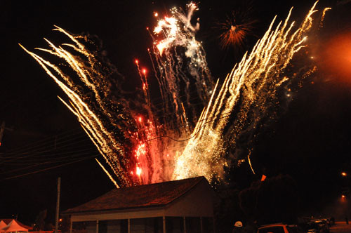 Os milhares de fiéis e turistas que participaram das festividades de Santo Amaro no feriado em louvor ao santo, presenciaram um belo espetáculo pirotécnico na noite desta quarta-feira (15) com alta tecnologia (Foto: Rogério Azevedo)