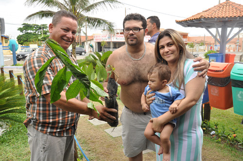 O estande da Prefeitura de Campos distribui mudas de árvores à população de Farol (Foto: Rogério Azevedo)