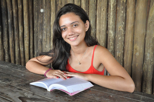 A estudante Lara Pessanha, relata que  passa a estação mais quente do ano no Farol, desde os cinco meses de idade e considera a Biblioteca um local de extrema importância para a população. (Foto: Rogério Azevedo)