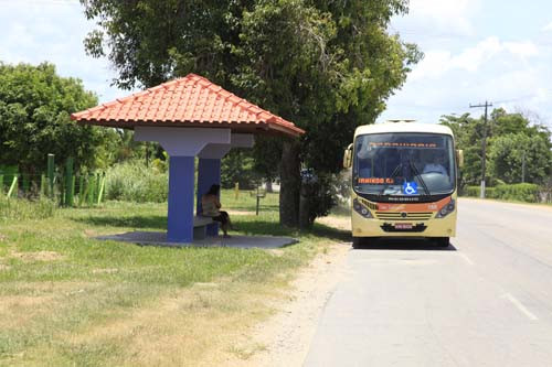 Os abrigos de passageiros estão sendo construídos ou reformados na RJ 216 e em vários pontos (Foto: Rodolfo Lins)