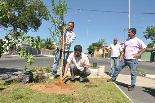 O secretário de Meio Ambiente, Zacarias Albuquerque, plantou a primeira muda (Foto: Rogério Azevedo)