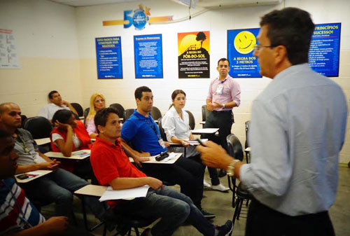 A palestra aconteceu no Supermercado Walmart, e foi direcionada aos chefes de departamento e gerentes (Foto: Divulgação)