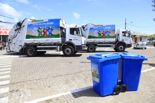 Cem containeres estão espalhados em toda a orla, para depósito do lixo seco e do lixo úmido. (Foto: Secom)