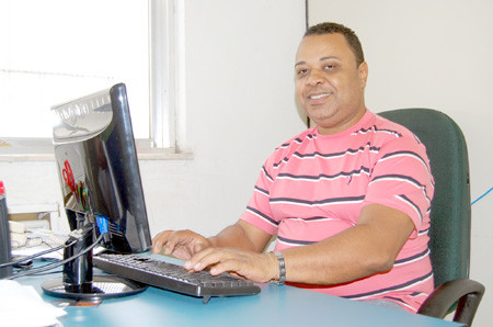 O diretor Cultural da Fundação, Juscelino Resende, chama atenção para os candidatos menores de idade que devem comparecer com o responsável no ato da inscrição (Foto: Gerson Gomes)