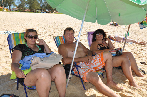 É sempre uma delícia vir ao mar do farol, todos os dias eu, meu marido Janio e familiares viemos relaxar na beira mar, informa a veranista Rosimere Correa. (Foto: Roberto Jóia)