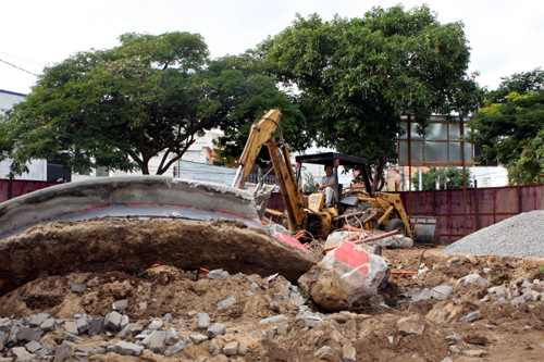 Homens e máquinas estão no local (Foto: César Ferreira)