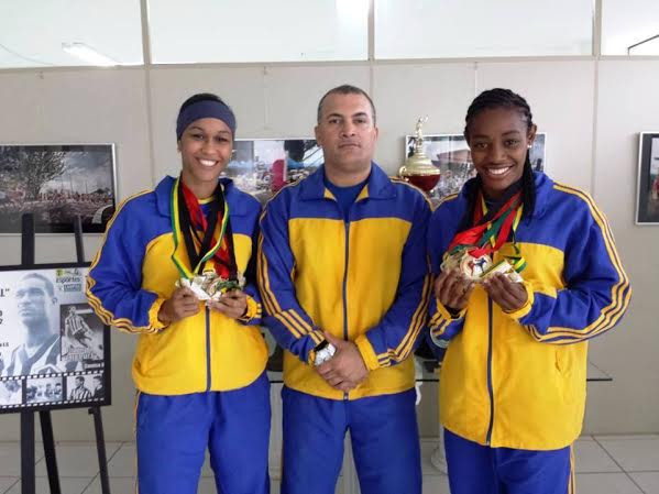 As atletas da equipe de kickboxing de Campos, Rafaela Madeira e Luana Santos, que são contempladas com o Bolsa Atleta da Fundação Municipal de Esportes, foram indicadas para o Prêmio da Federação de Kickboxing do Estado do Rio de Janeiro (Foto: Divulgação)