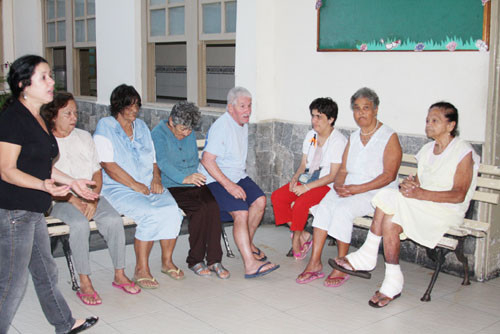 Uma equipe da Vigilância Sanitária esteve na sexta-feira (16) ministrando palestra para idosos no Hospital Manoel Cartucho (Foto: Antônio Leudo)