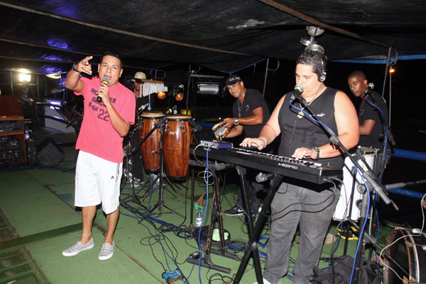 O show acontece próximo ao Náutico e conta com a participação especial dos cantores sertanejos Júlio e Maicon, com a mistura brasileira dos ritmos (Foto: Roberto Joia)