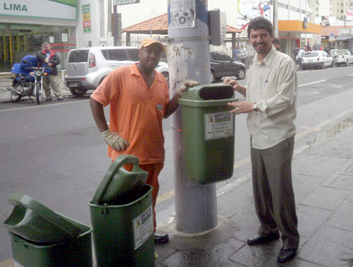 O secretário de Limpeza Pública, Zacarias de Albuquerque, disse que a colocação das papeleiras continua (Foto: Divulgação)
