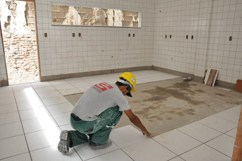 Entre os trabalhos realizados nesta quinta-feira a colocação de azulejos no prédio onde irá funcionar a administração da corporação (Foto: Rodolfo Lins)
