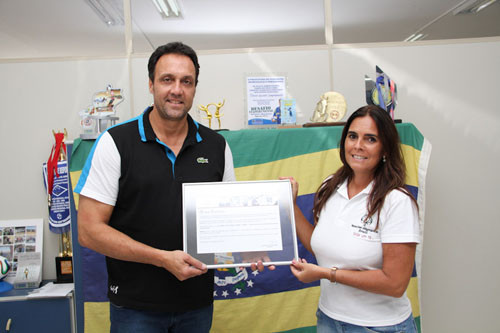 A entrega da ordem honorífica foi feita pela diretora administrativa da Special Olympics Brasil (Foto: Secom)