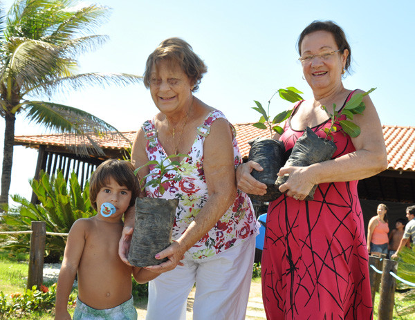 A analista judiciária Nilce Melo de Souza Crespo informou que todos os anos ela vai até o estande do Meio Ambiente para garantir pelo menos uma muda (Foto: Rodolfo Lins)