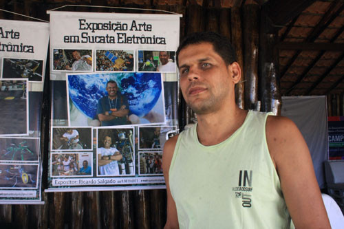 O técnico de informática André Santos ficou muito interessado na exposição. (Foto: Roberto Jóia)