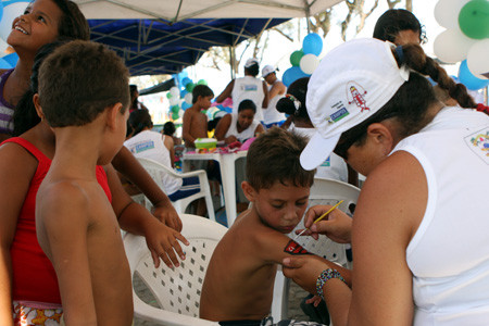 as atividades incluem brincadeiras e pintura (Foto: césar ferreira)