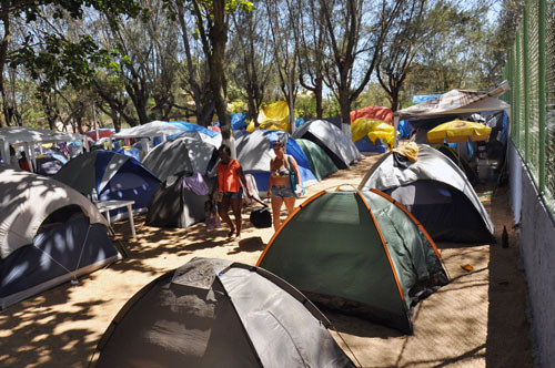 O Camping do Farol está localizado na Avenida Atlântica, orla da praia campista (Foto: Antônio Leudo)